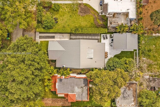 Building Photo - 320 NE 88th St