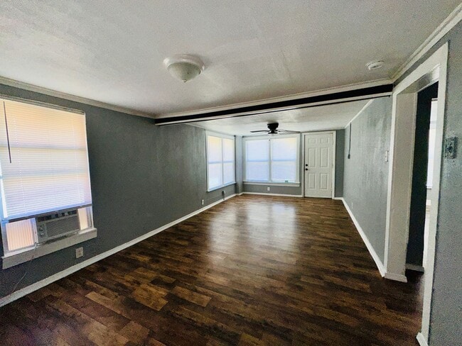 Building Photo - 3 bedroom one bath