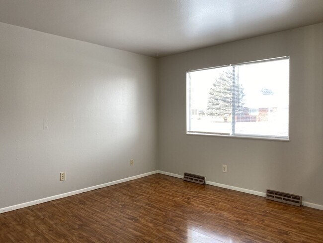 Building Photo - Cozy 3 Bed/1.5 Bath Duplex with Fenced Yard and 1 Car Garage