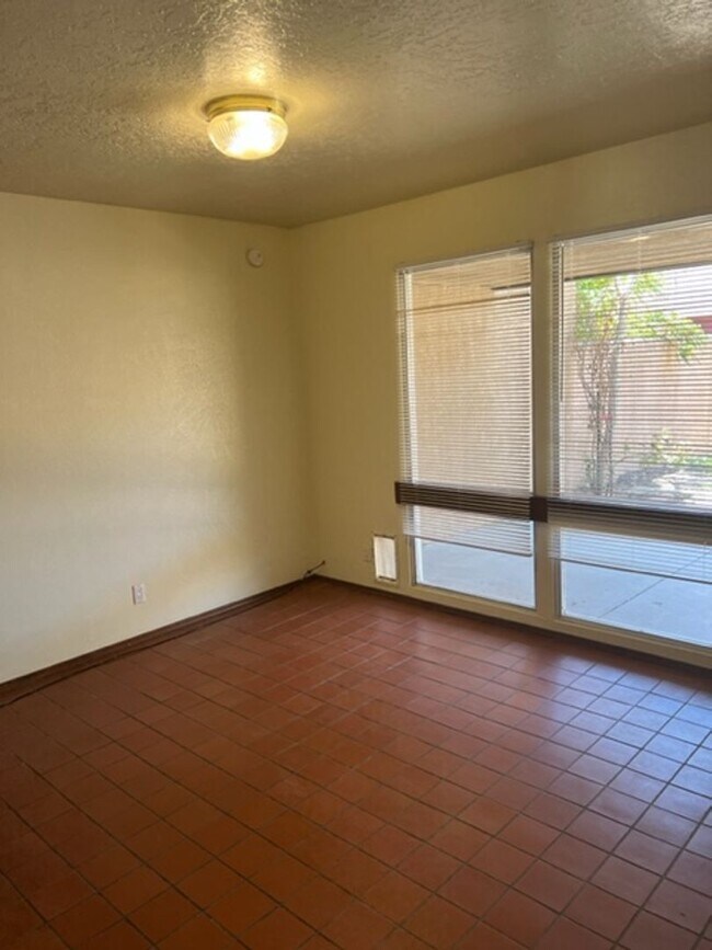 Building Photo - Charming Townhouse Complex . This diamond ...