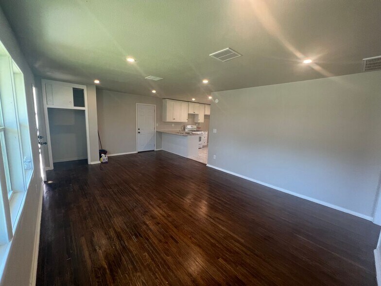 Building Photo - 727 E 33rd St N