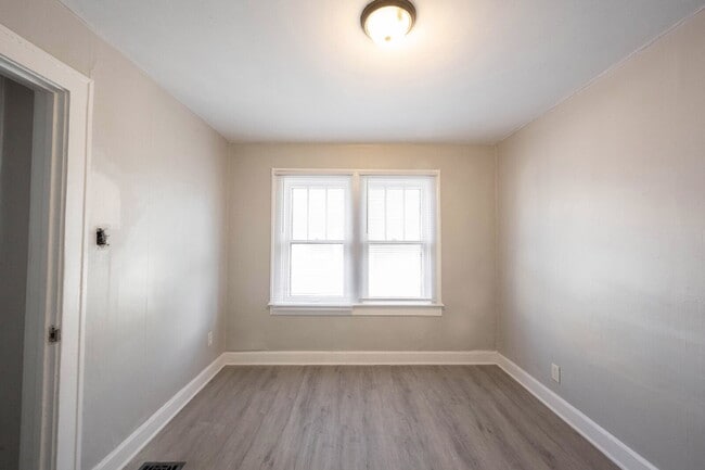 Building Photo - "Charming 2-Bedroom Duplex Retreat on N Dr...