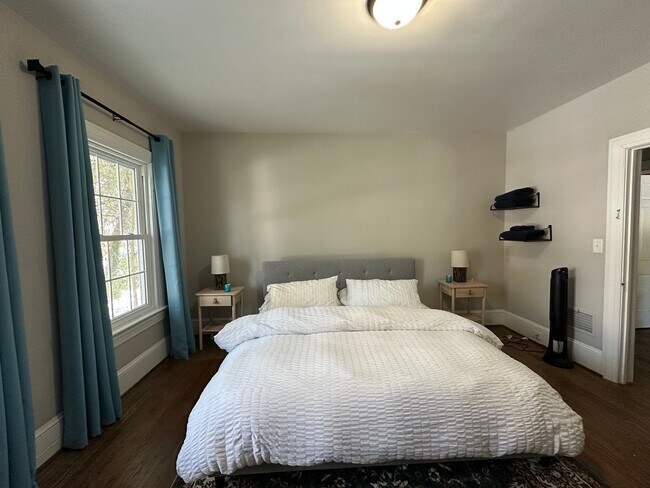 Building Photo - Fully Furnished 3 Bed 2 Bath Home