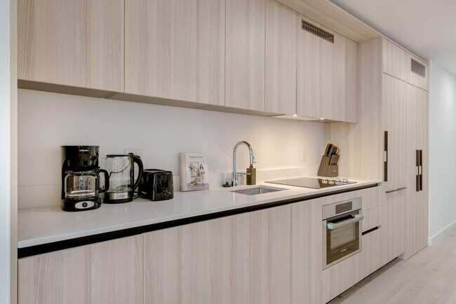 Building Photo - 225 N Miami Ave