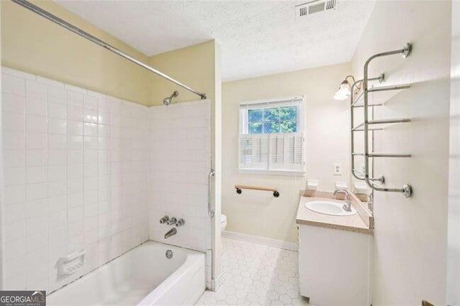 Building Photo - 498 Cole Dr SW