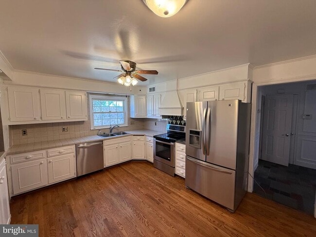 Building Photo - 9616 Burke View Ave