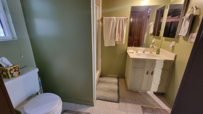 Building Photo - Spacious 6 Bedroom 5 Bathroom Within Walki...