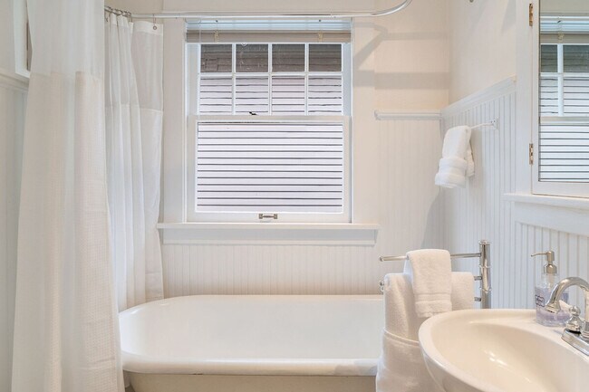 Building Photo - 2403 7th Ave W