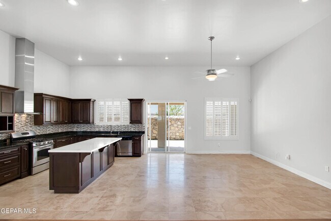 Building Photo - 2205 Hacienda Rey Dr
