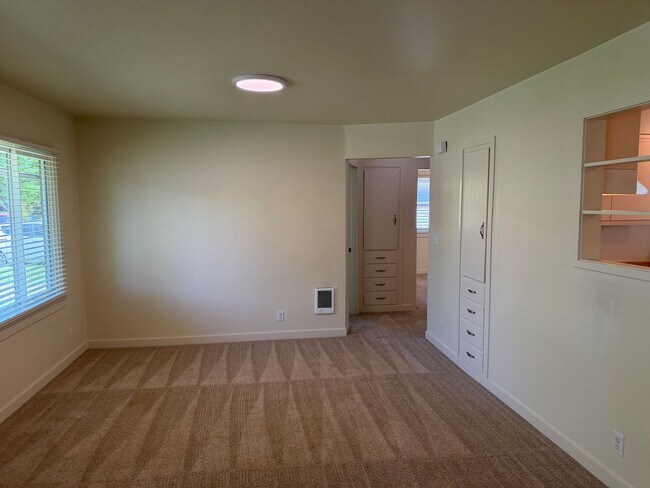 Building Photo - Updated 2 bedroom 1 bathroom house in Eugene!