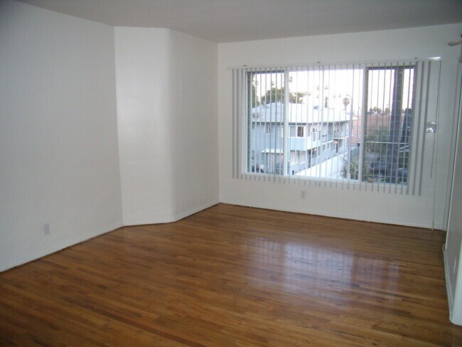 LIVING ROOM WITH VIEW TO THE STREET - 5341 Loma Linda Ave