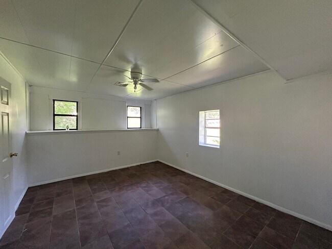Building Photo - 712 Lakeview Dr
