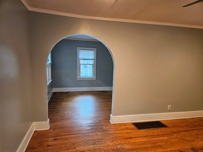 Building Photo - 1602 W University Ave