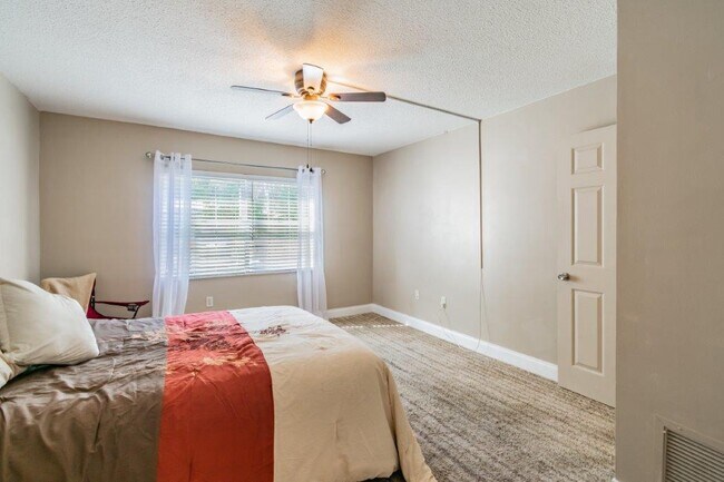 Building Photo - 650 Pinellas Point Dr S