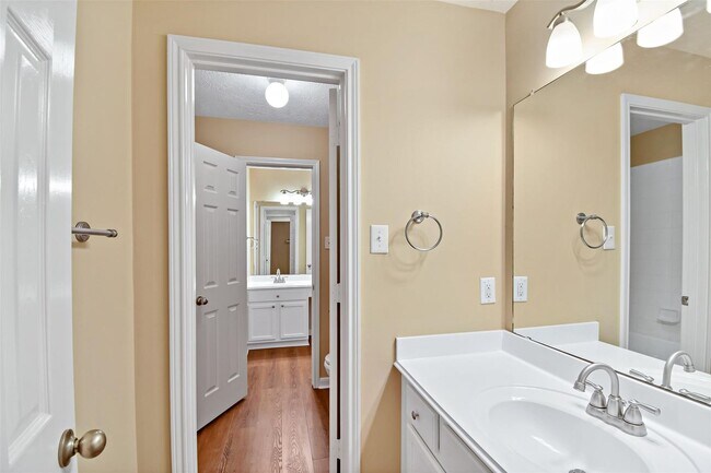 Building Photo - Beautifully Updated Home in Sugar Land’s S...