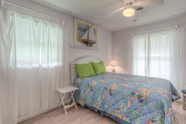 Building Photo - VINTAGE BEACHFRONT COTTAGE PERFECT FOR COZY WINTER GETAWAY