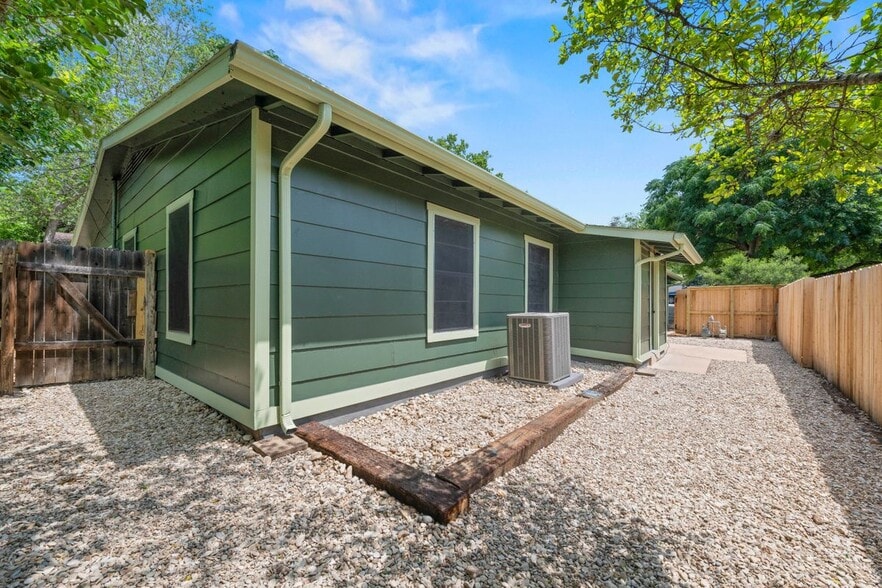 Building Photo - 3508 Southridge Dr