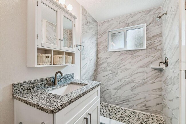 Building Photo - 650 E Tarpon Ave