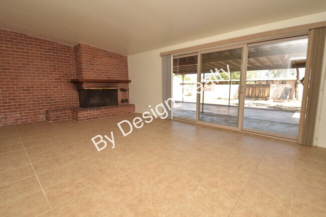 Building Photo - Spacious 3 Bed 2 Bath Eastside Home w/Huge Yard & Fireplace