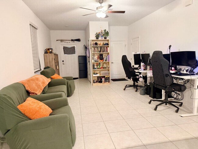 Building Photo - Bryant Square 2/2.5 1 car garage