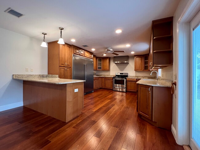 Building Photo - 1858 Oak Park Dr S