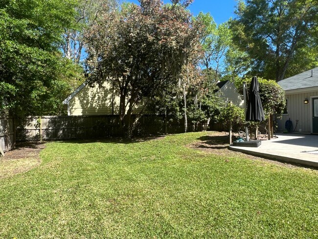 Building Photo - Updated Old Woodlands Plantation Home with Fenced Yard