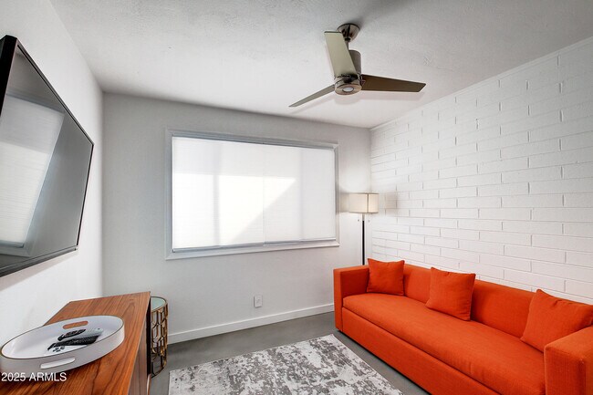 Building Photo - 7034 E Wilshire Dr