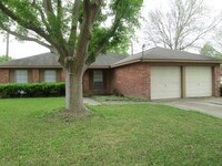 Building Photo - 811 Whispering Pine Dr