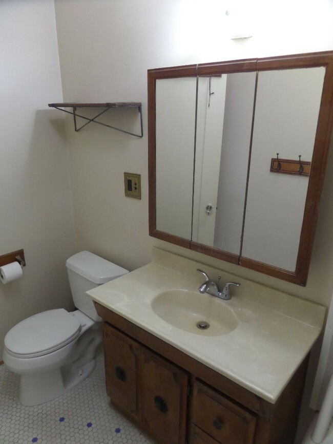 Building Photo - 2 Bedroom-1 Bathroom Single Story Home in ...