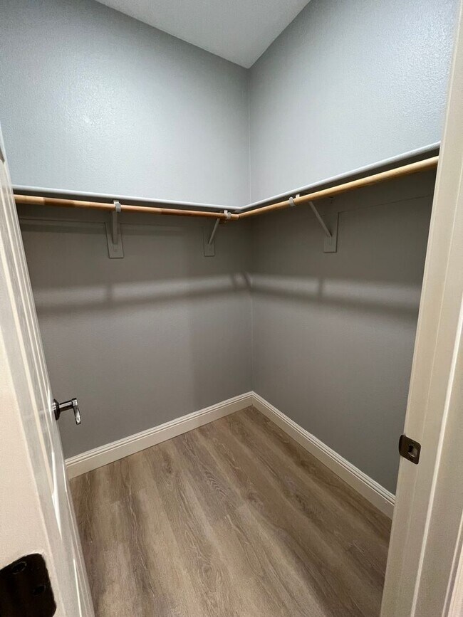 Building Photo - Desirable and Spacious 5-Bedroom Home in Empire Ranch!