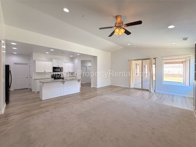 Building Photo - Darling 4 bed, 2 bath home w/2 car garage