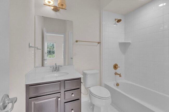 Building Photo - Luxurious 4 Bed 4.5 Bath Brick Townhome In...
