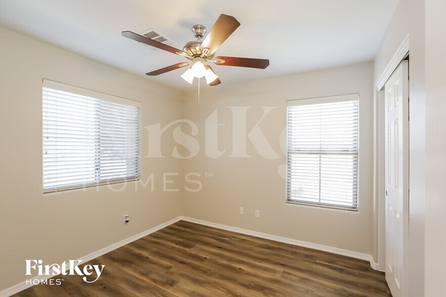 Building Photo - 1909 S Starling Dr