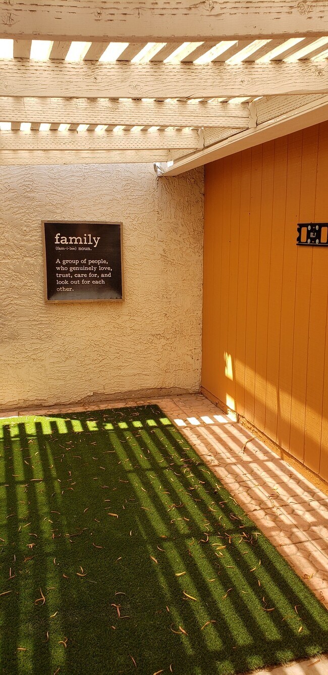 Building Photo - Trails at Scottsdale! Updated patio home with multiple patios