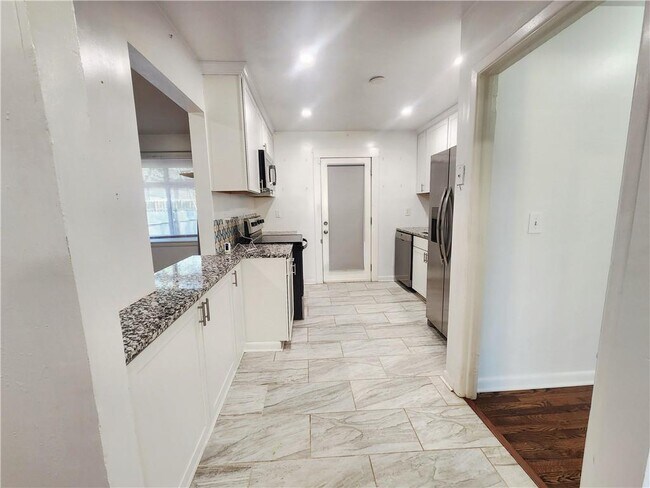 Building Photo - 3158 Cloverhurst Dr