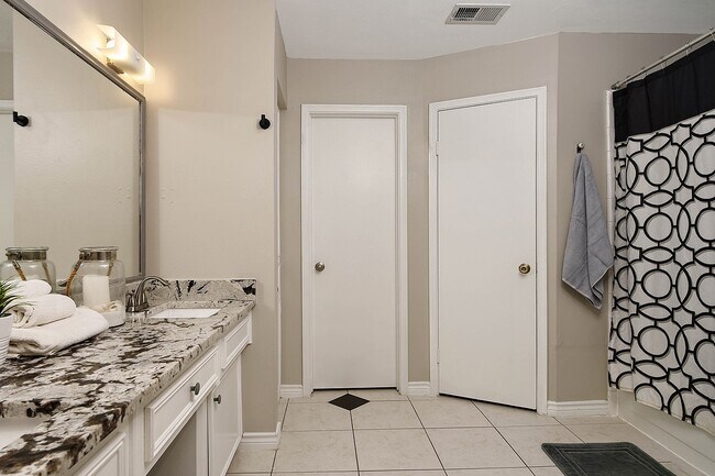 Building Photo - 103 N Deerfoot Cir