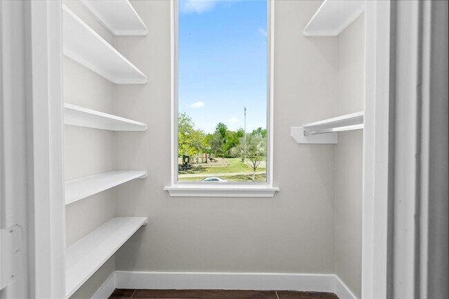 Building Photo - 5506 Pershing St