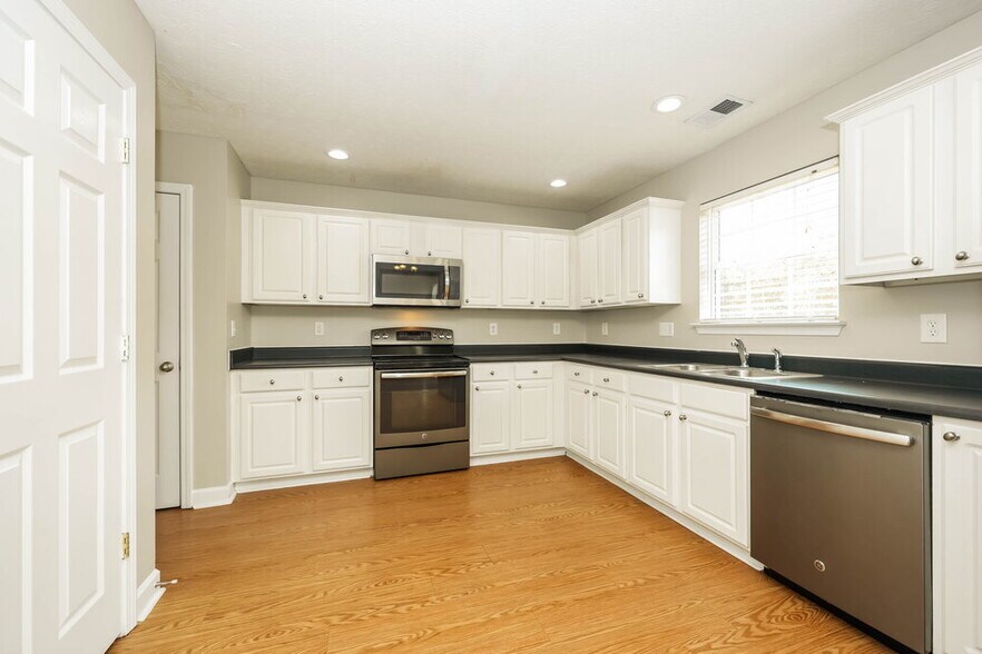 Building Photo - 1031 Lowrey Pl