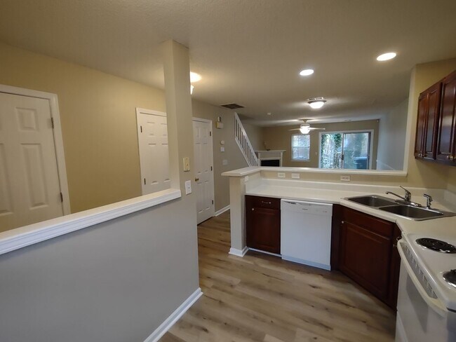 Building Photo - Pristine, move in ready Townhome located in the Holly Ridge Complex!