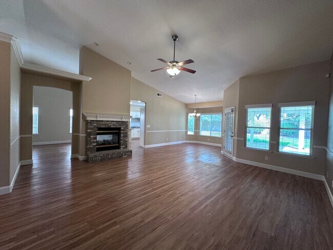 Building Photo - NW Visalia home coming soon!