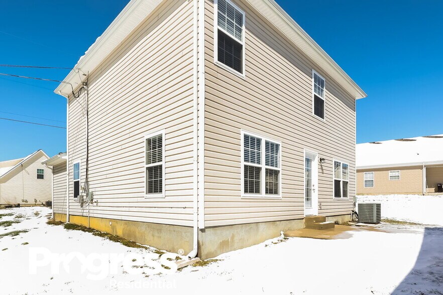 Building Photo - 300 Sarna Dr