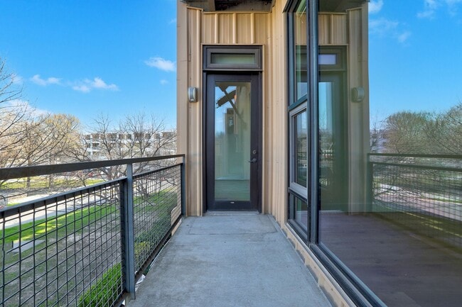 Building Photo - Gorgeous Contemporary 2/2 Condo in 78704