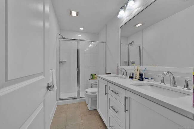 Building Photo - 8 Brentwood Cir