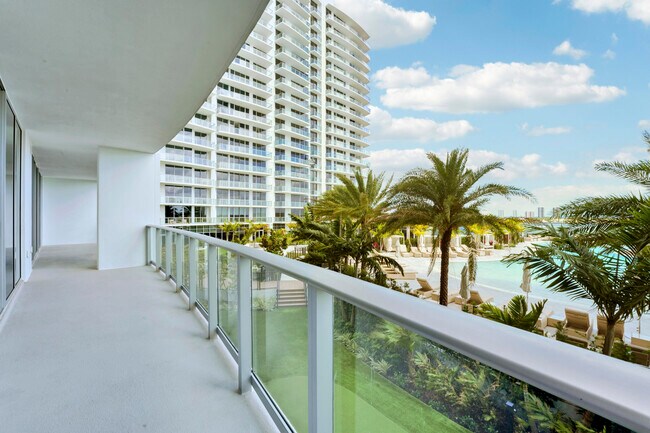 Building Photo - 220 Lake Shore Dr