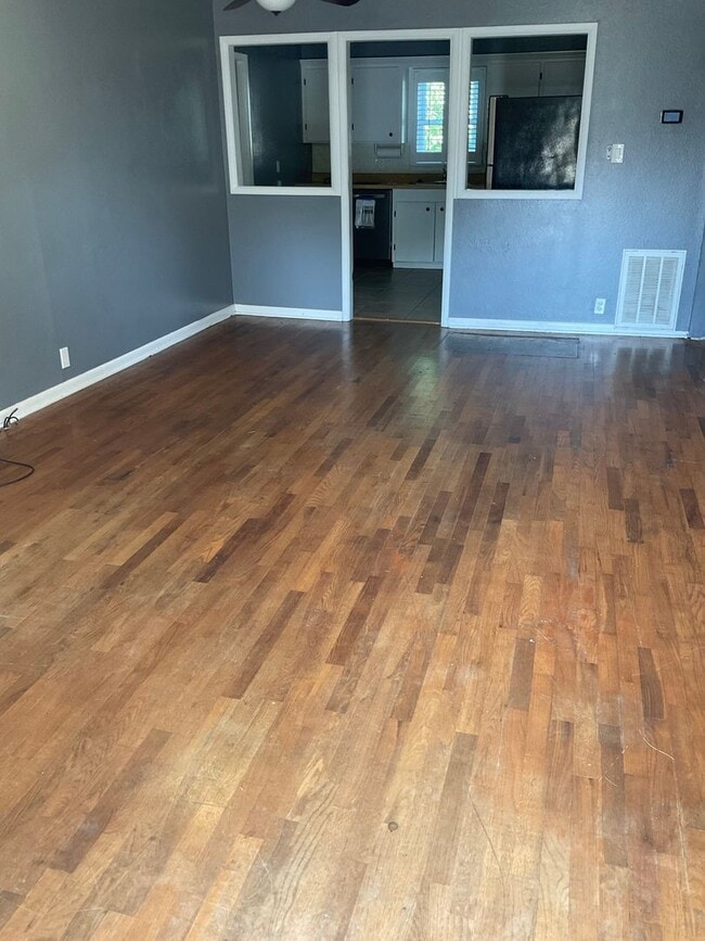 Building Photo - Gorgeous 2bd/1bath home with one car garage in Joplin Mo!!