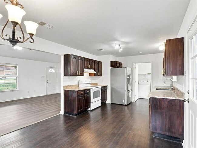 Building Photo - 1303 Lovers Ln