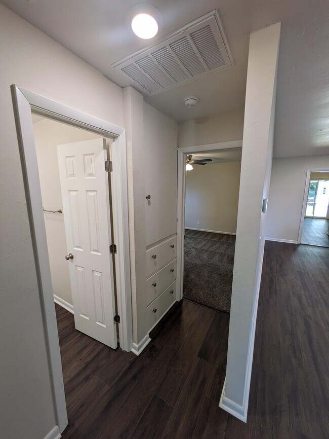 Building Photo - 423 S Bristow Ave