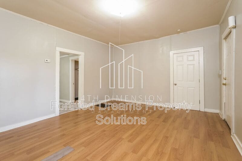 Building Photo - 2015 Row St