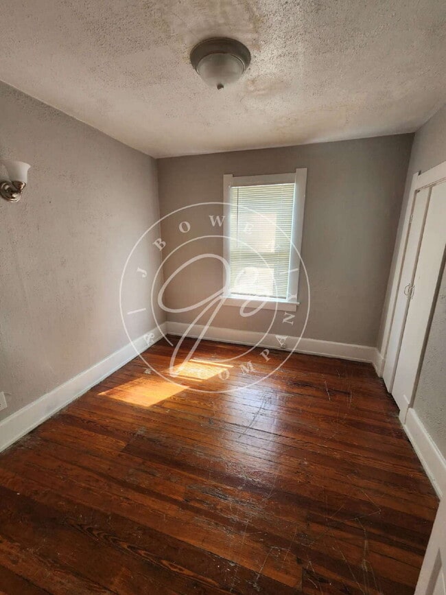 Building Photo - 3 bed 1 bath with bonus room on 1st floor