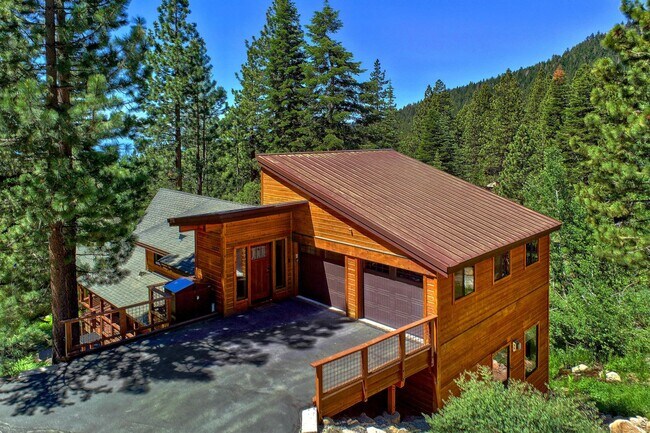 Building Photo - Gorgeous Lakeview! Pet Friendly w a Garage & AC!